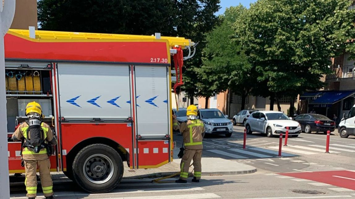 Un patinet s'encén i provoca un incendi en un pis a Olot