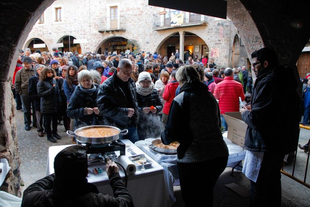 La Fesolada reuneix cada any milers de persones a la plaça major de Santa Pau - Martí Albesa La Fesolada reuneix cada any milers de persones a la plaça major de Santa Pau