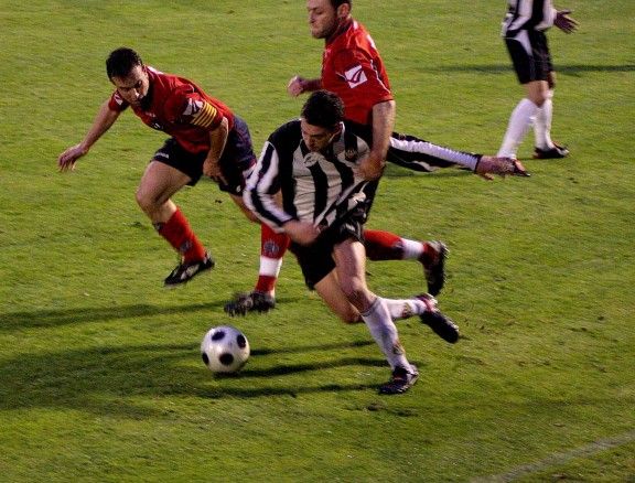 L'Olot supera al Palafrugell (3-0) i continua sumant per liderar Preferent