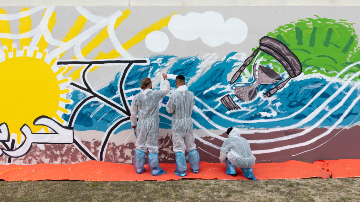 Interns de la presó de joves de la Roca participen en un projecte d’art comunitari