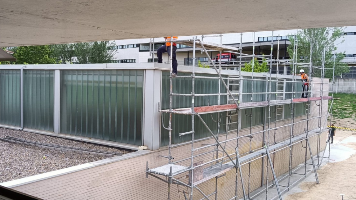 Comencen les obres de substitució de la teulada del gimnàs de Can Besora de Mollet