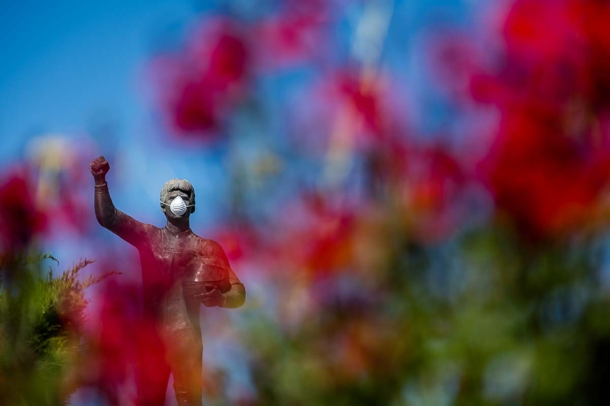 L'escultura a Àlex Crivillé, a l'entrada de Seva, amb mascareta. - Adrià Costa