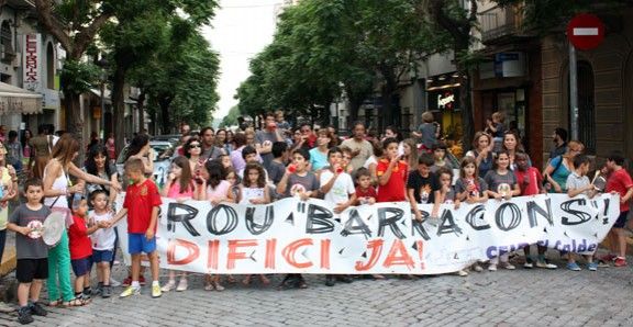 Pares, mestres i alumnes d'El Calderí es manifesten per reclamar el nou edifici escolar