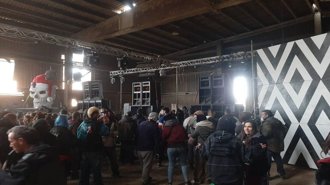 VÍDEOS Els Mossos mantenen el dispositiu als accessos de la festa il·legal de Llinars del Vallès