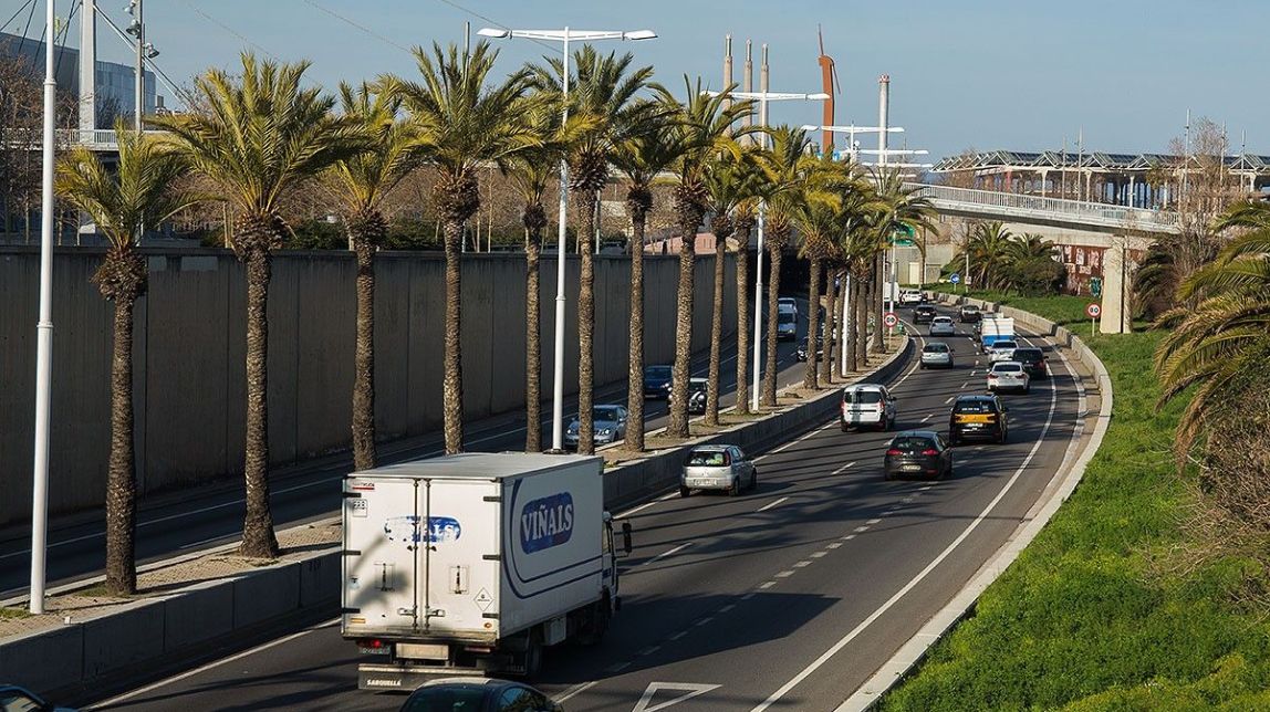 Mor el conductor del camió que ha bolcat a la ronda Litoral