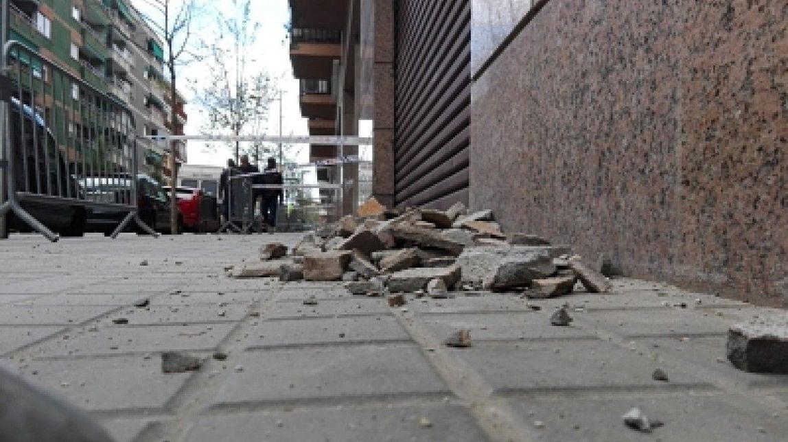 Ensurt al desprendre's part d'una façana d'un bloc de pisos de Granollers