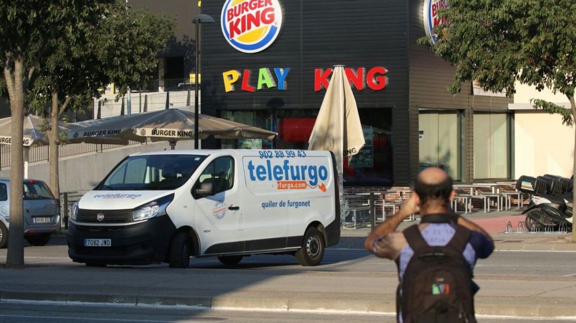 EXCLUSIVA La furgoneta abandonada a Vic pels presumptes atacants de l'atemptat de Barcelona