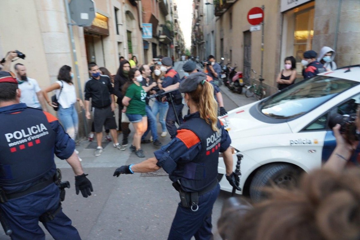 Els Mossos disolen una manifestació a la plaça de la Vila de Gràcia - Martí Urgell
