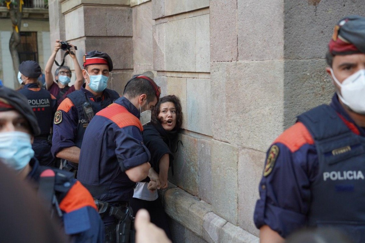 Una manifestant detinguda pels Mossos - Martí Urgell