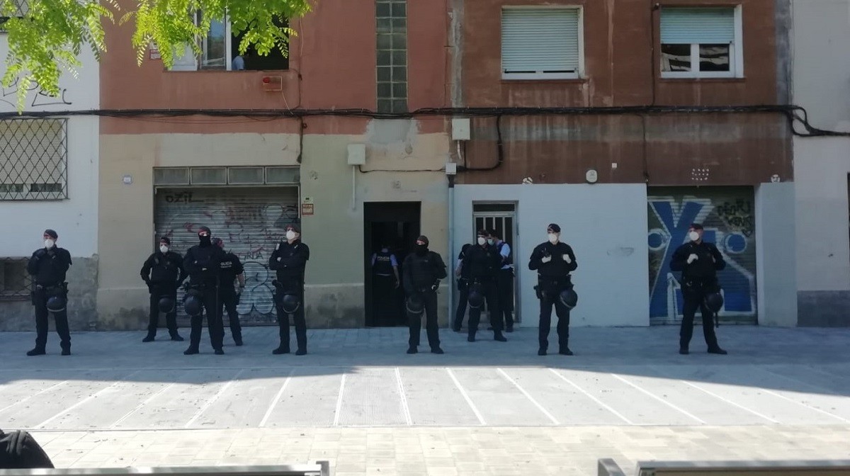 Els Mossos desnonen una parella amb la dona embarassada que havia ocupat un pis a Barcelona