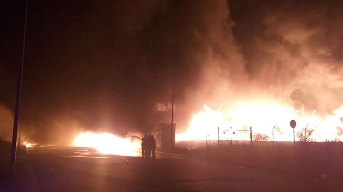 Alerta de risc químic per un incendi en una nau industrial a Montornès del Vallès