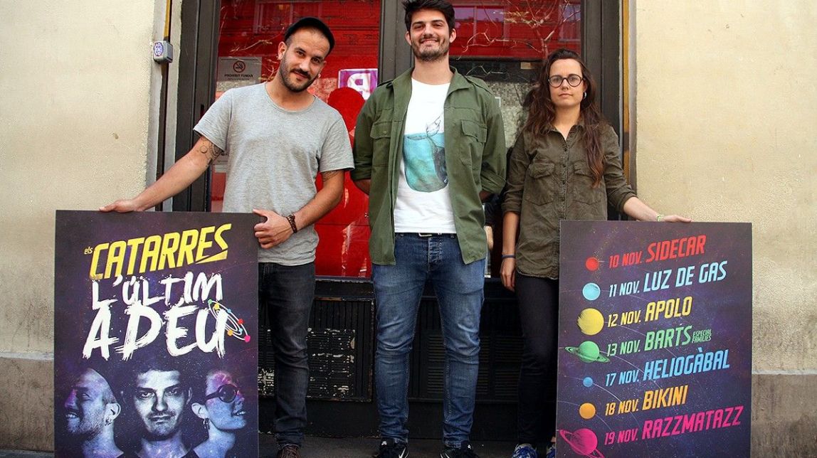 Els Catarres amb el cartell dels concerts de comiat de la gira - Cortina P.