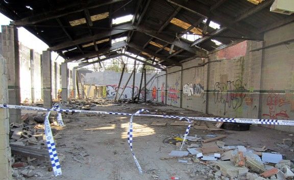 Dos ferits greus a Palau en esfondrar-se el sostre d'una nau industrial abandonada