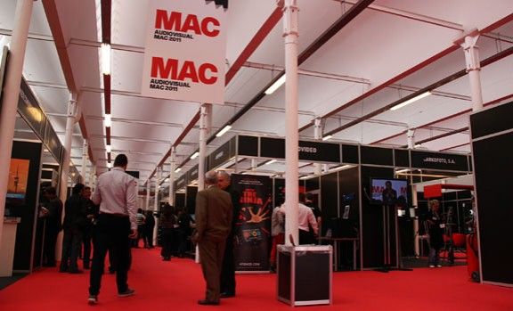 L'identifiquen per molèsties veïnals i acaba detingut perquè tenia una ordre judicial