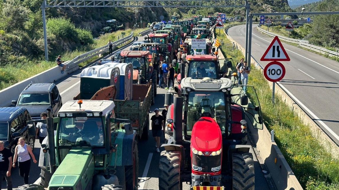 Els pagesos reactiven les protestes i tallen els passos fronterers als Pirineus