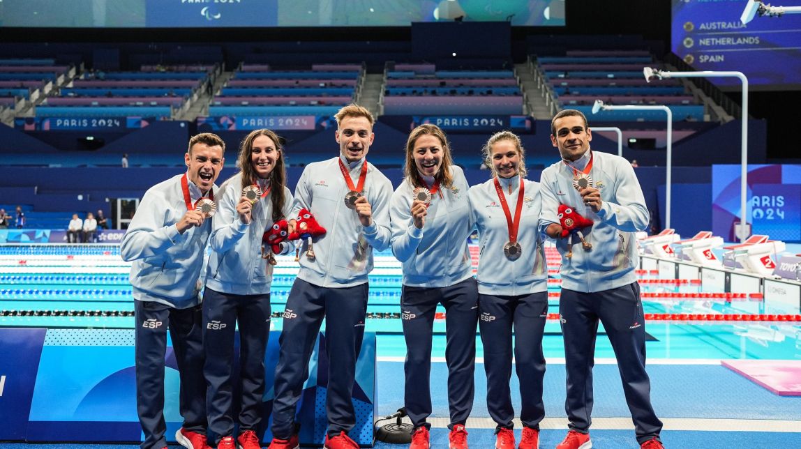 Equip espanyol de natació durant amb la medalla de bronze als Jocs Paralímpics de París 2024. - JJPP