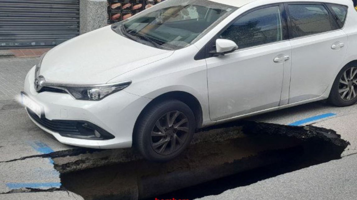S'obre un esvoranc de 12 metres al carrer Ample de Terrassa que obliga a evacuar una casa