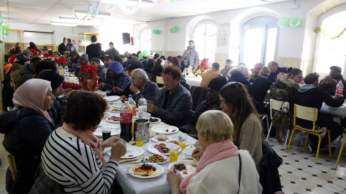 Un dinar solidari reuneix més de 100 persones sense llar a Lleida