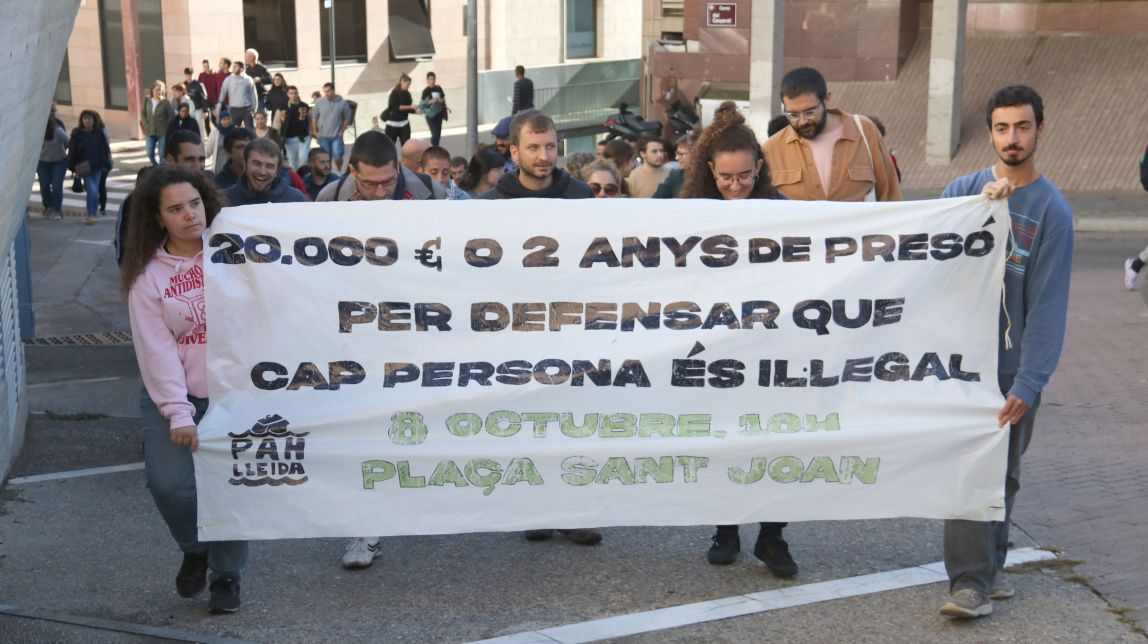 Més d’una setantena de persones donen suport a un membre de la PAH acusat
