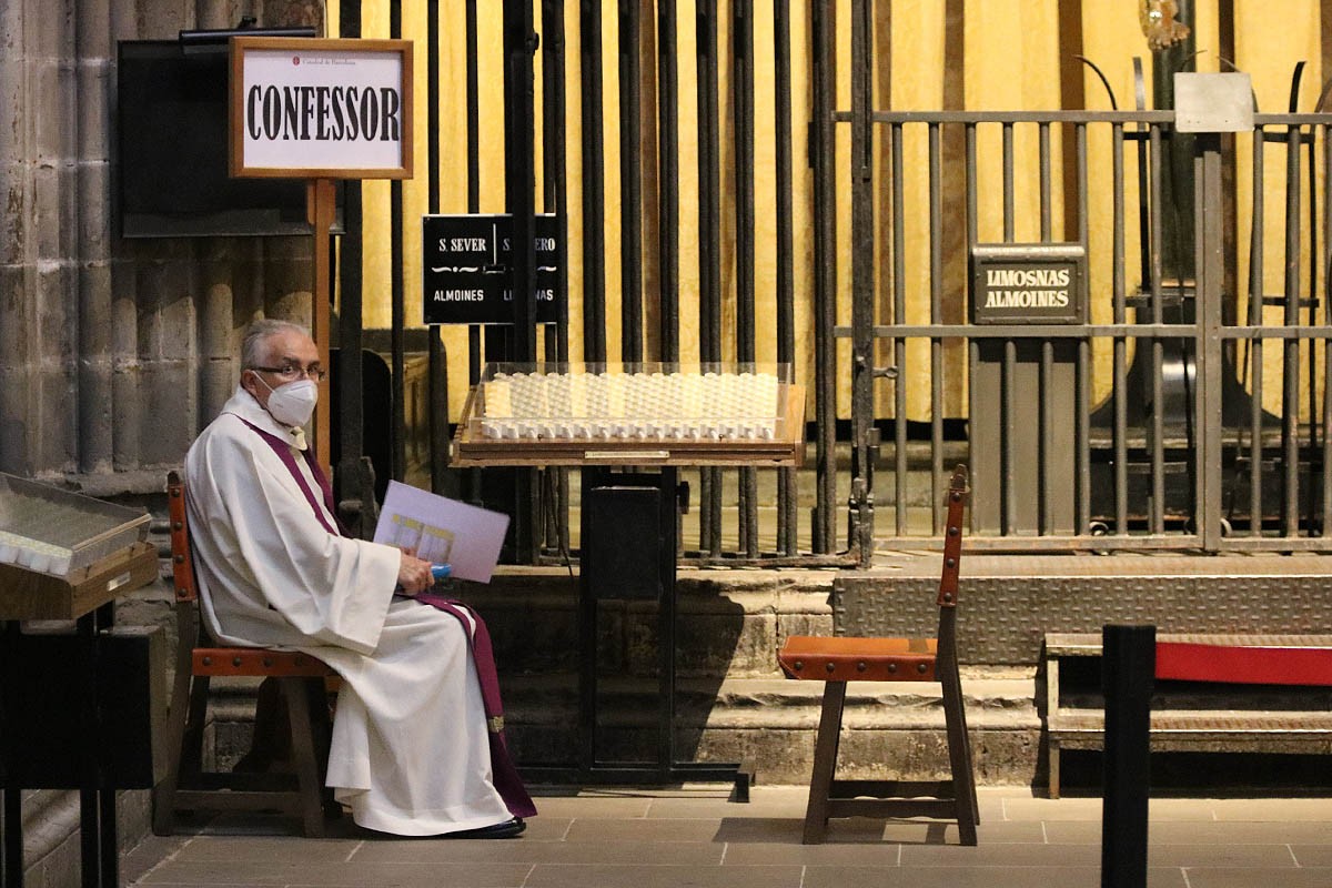 Confessor a la reobertura de la catedral de Barcelona després de dos mesos en què s'han suspès les celebracions per la pandèmia de la covid-19. - Miquel Codolar/ACN
