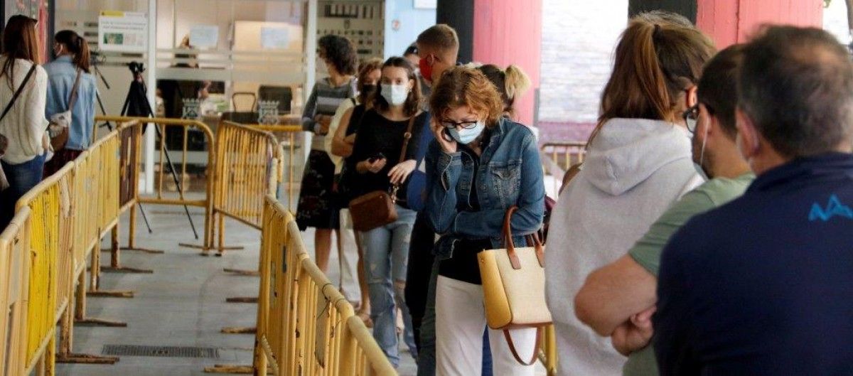 Targarins fent cua per fer-se les proves PCR - ACN