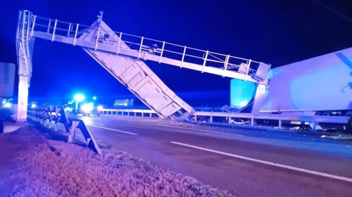 Un camió accidentat a l'A-2 a Vilagrassa obliga a tallar la via en ambdós sentits