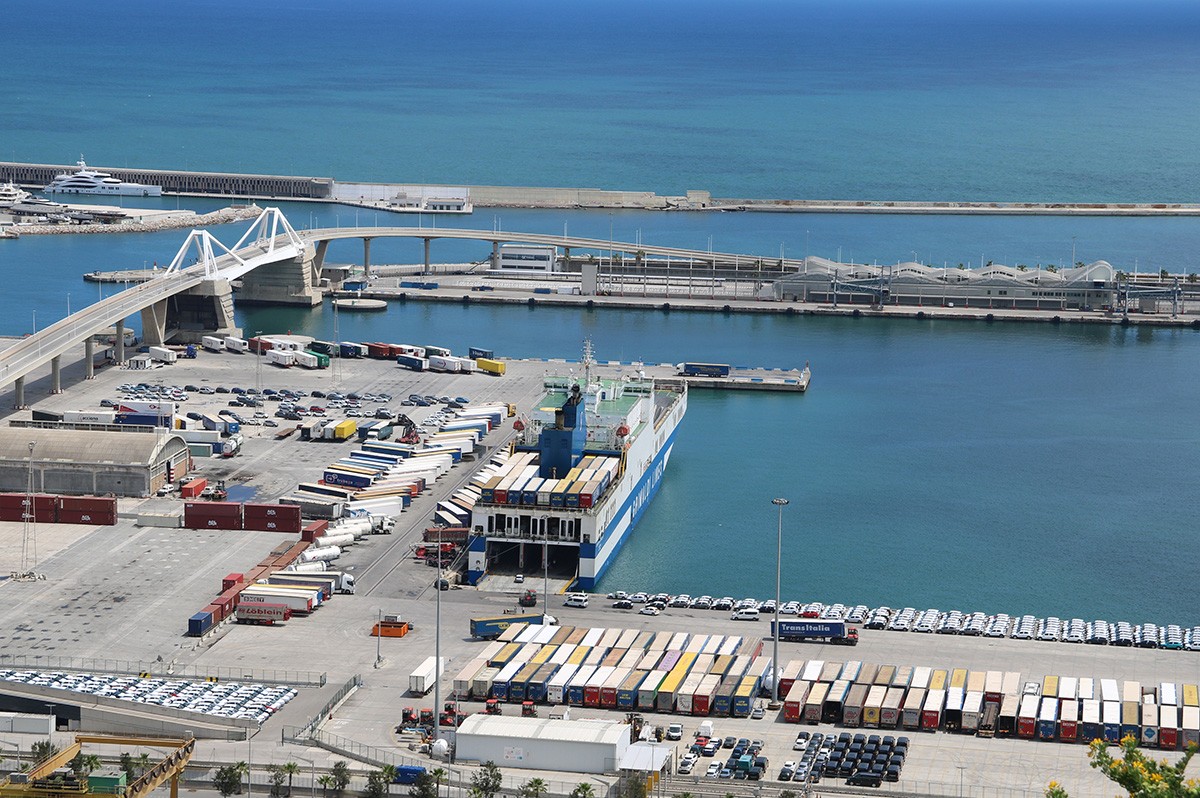 Alerta per una fuita d'hidrocarbur al port de Barcelona