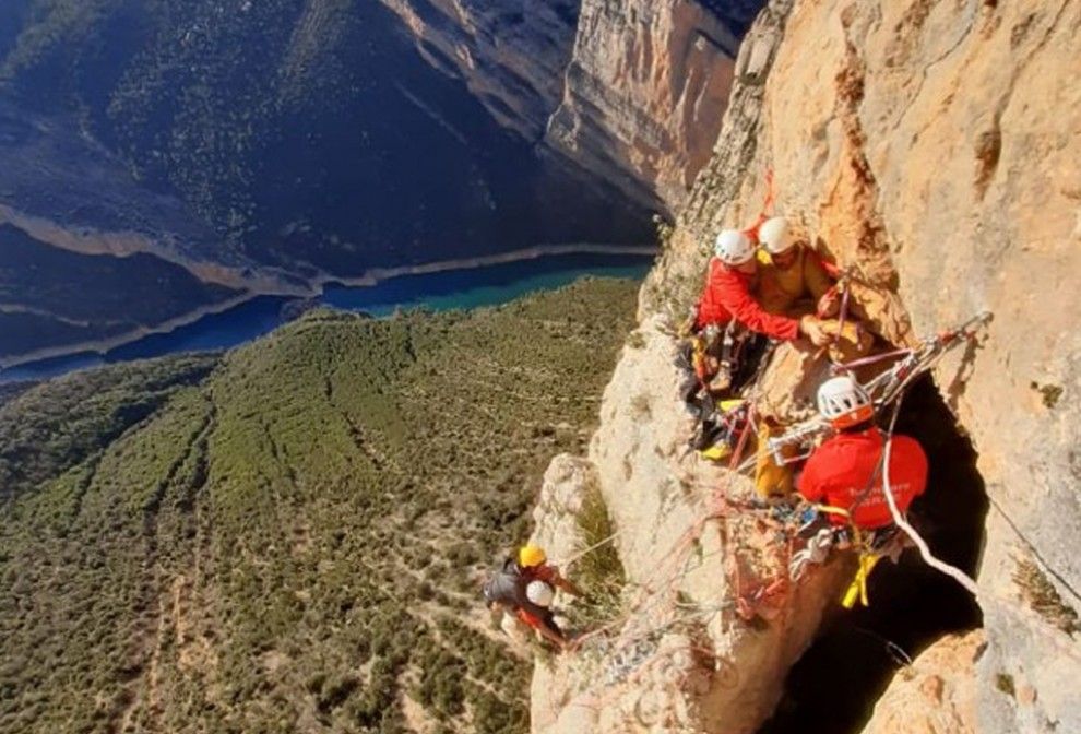 Els Bombers rescaten un escalador ferit en una paret del congost de Mont-rebei