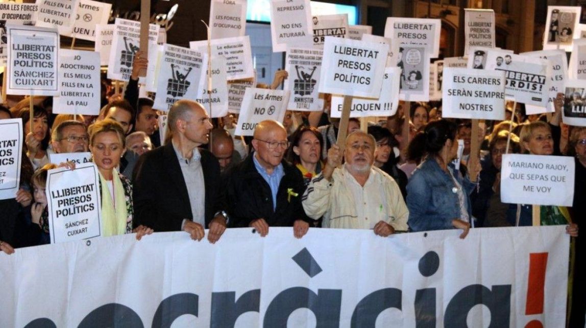 Més de 300 lleidatans es mobilitzen contra «l'ocupació policial» i per rebutjar el 155 