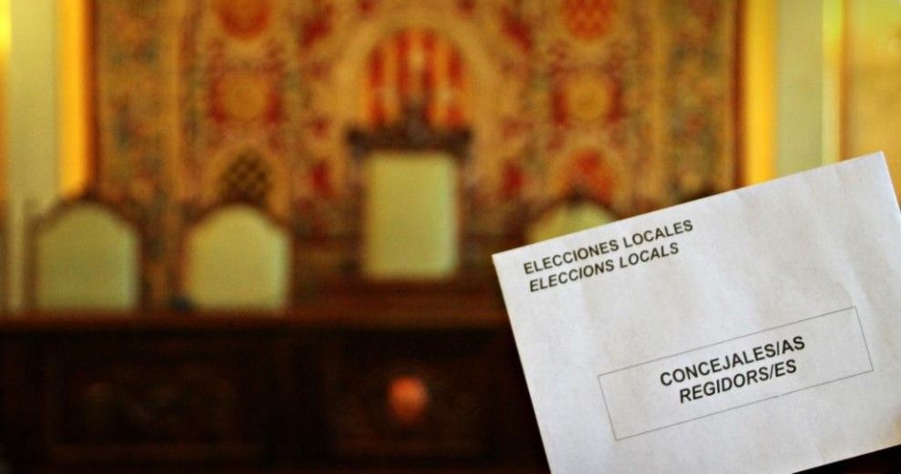 La Paeria amb un sobre de les eleccions municipals - Sergi Queralt