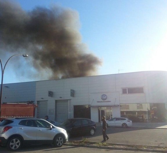 Un Mosso de Terrassa llança 