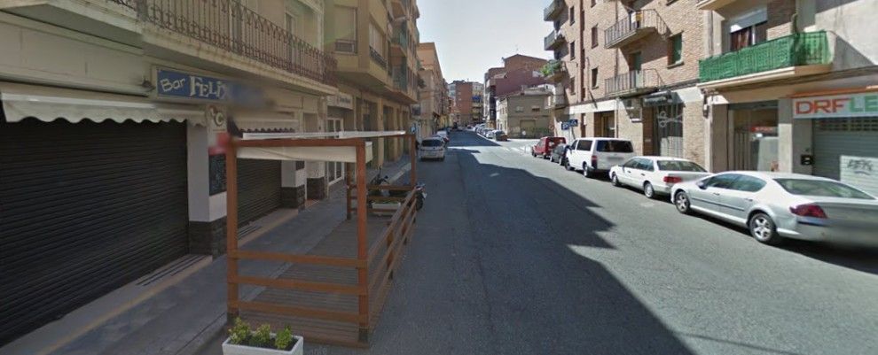 Ferida crítica una nena de dos anys en caure del balcó d'un primer pis