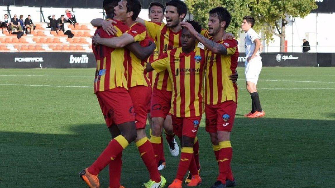 Els jugadors celebrant un dels gols - Lleida Esportiu