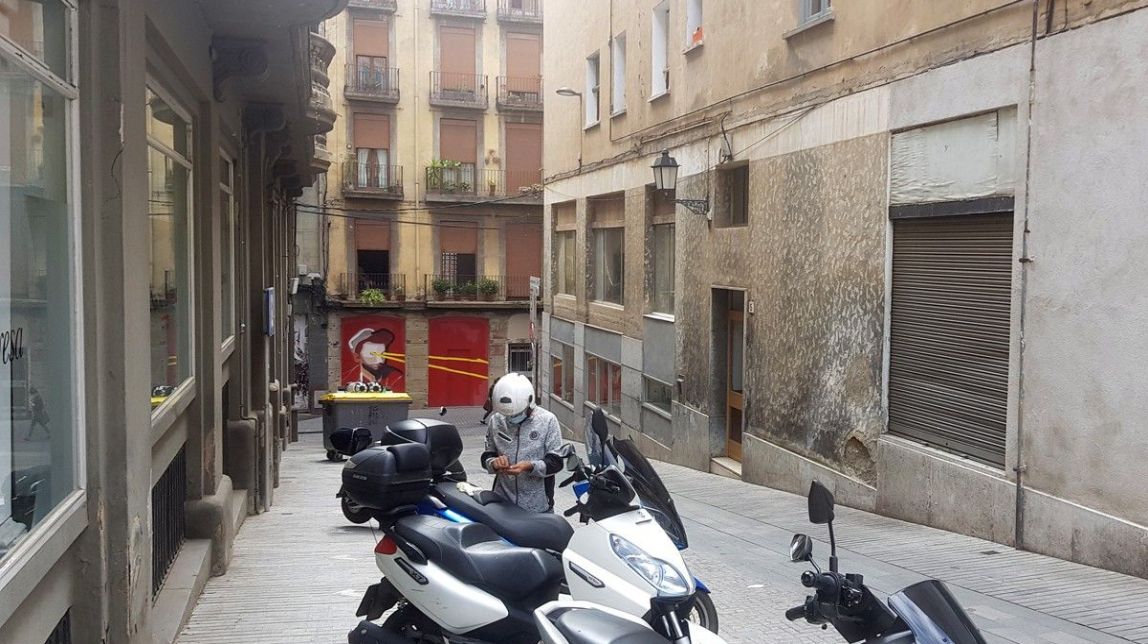 Tall de trànsit al carrer Carme i al passatge Amics, dijous al matí