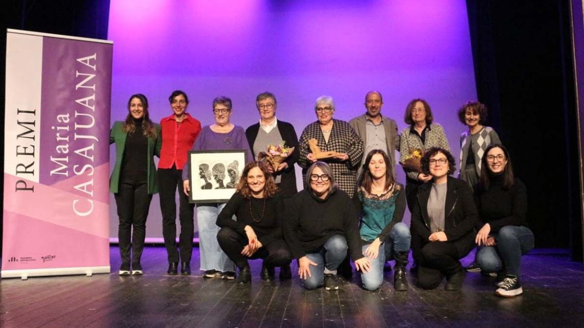 Foto de grup de les premiades amb les organitzadores del Premi Maria Casajuana 2025 - ERC