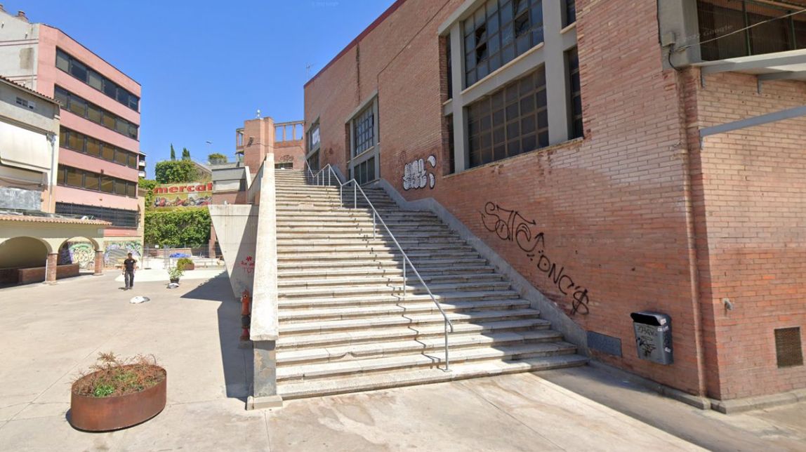 L'escala que connecta la plaça del Mercat amb la plaça del Milcentenari, tallada dues setmanes