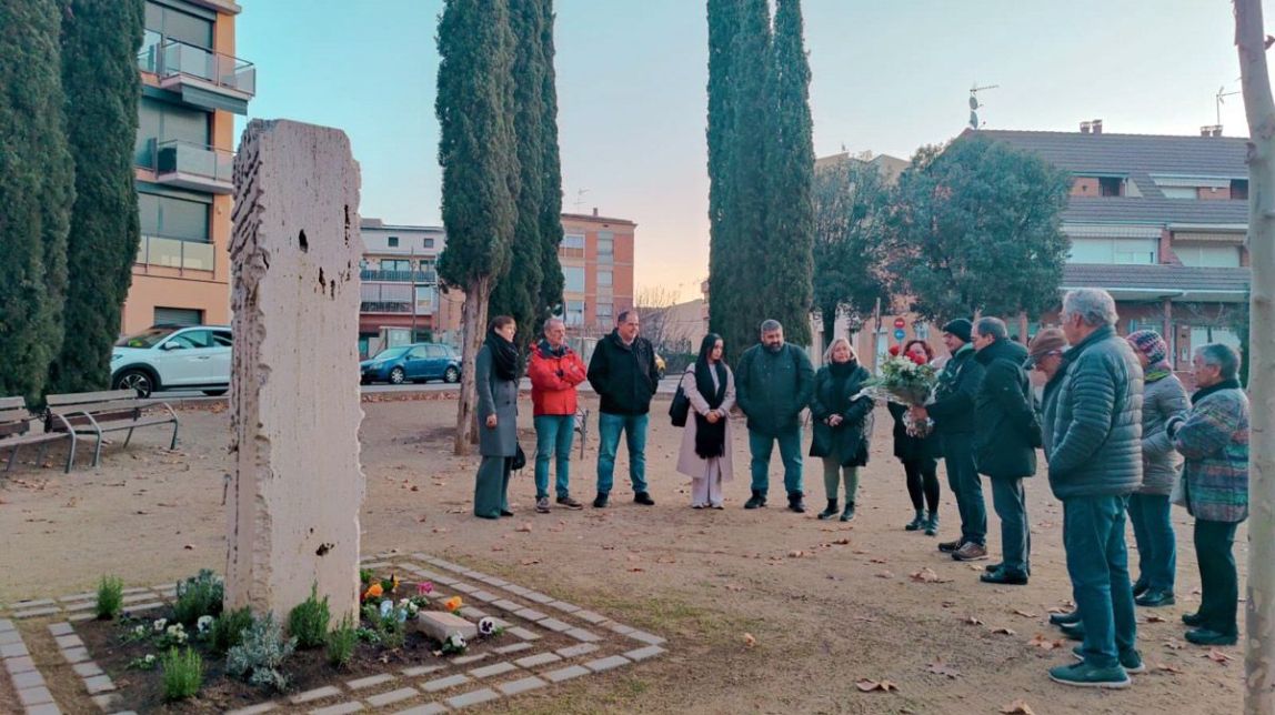 Sant Fruitós recorda Alfred Figueras amb una ofrena floral al seu monument