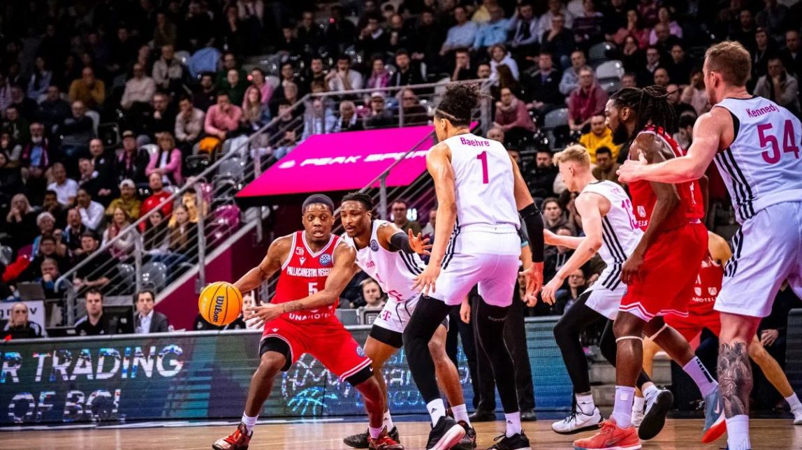 La Reggiana (de vermell) podria ser un dels rivals del Baxi Manresa al top-16 de la BCL - FIBA