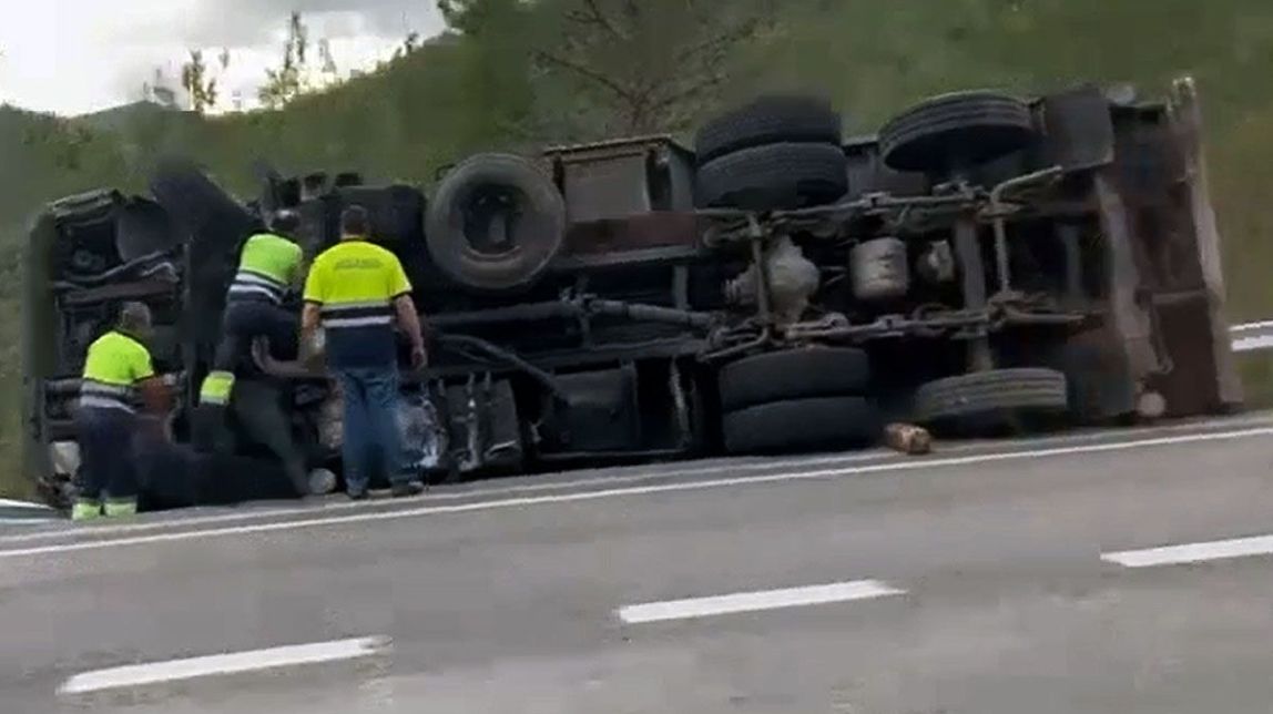 Bolca el camió a la C-55 i s'ho fa tot sol per tornar-lo a posar a peu dret