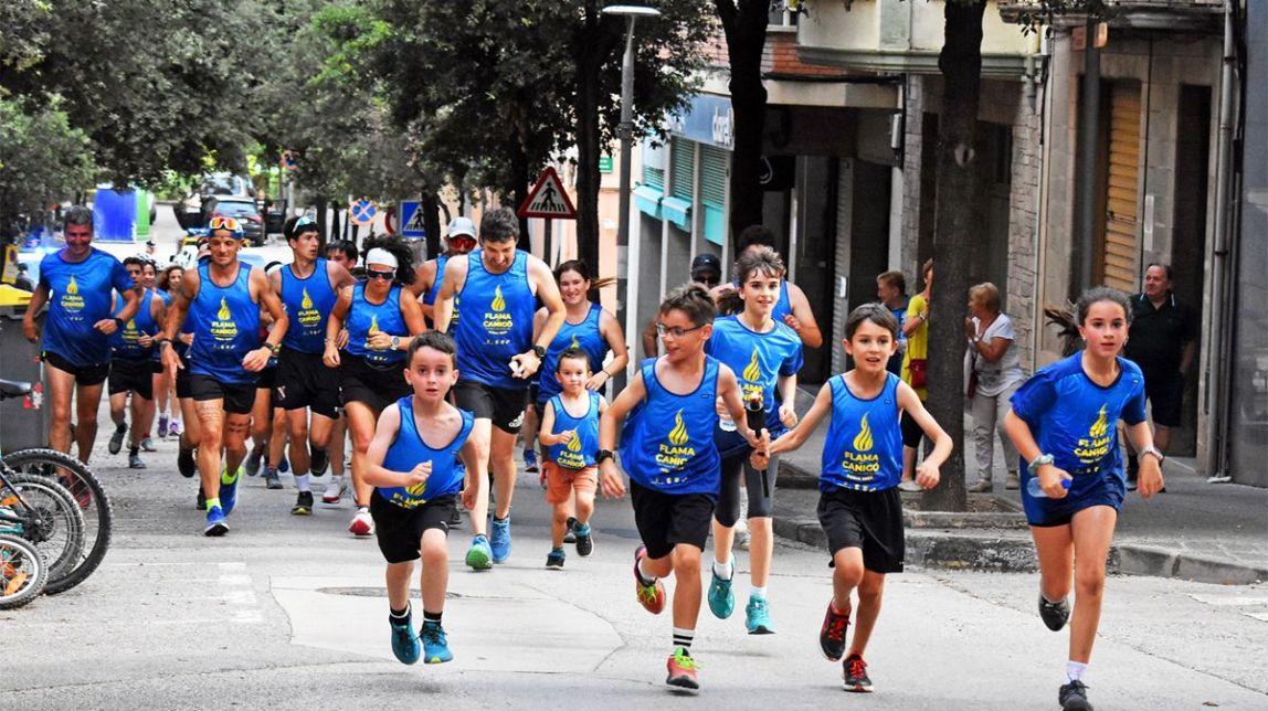 Arribada de la Flama del Canigó a Súria, portada per esportistes de la vila - AjSú