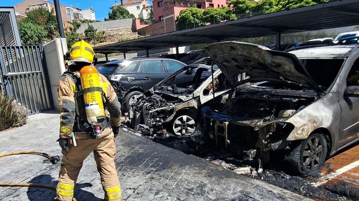 S'incendien tres cotxes a l'aparcament de la Clínica Sant Josep