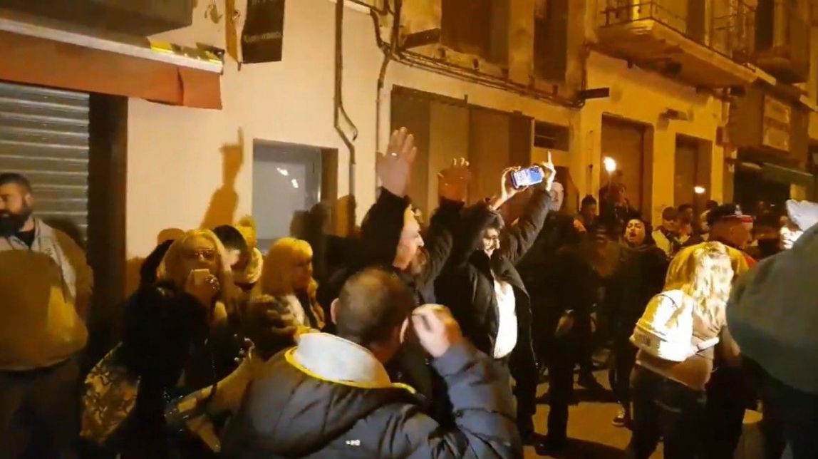 VÍDEOS Una desena de membres de Vox intenta rebentar la manifestació contra les violacions de Manresa
