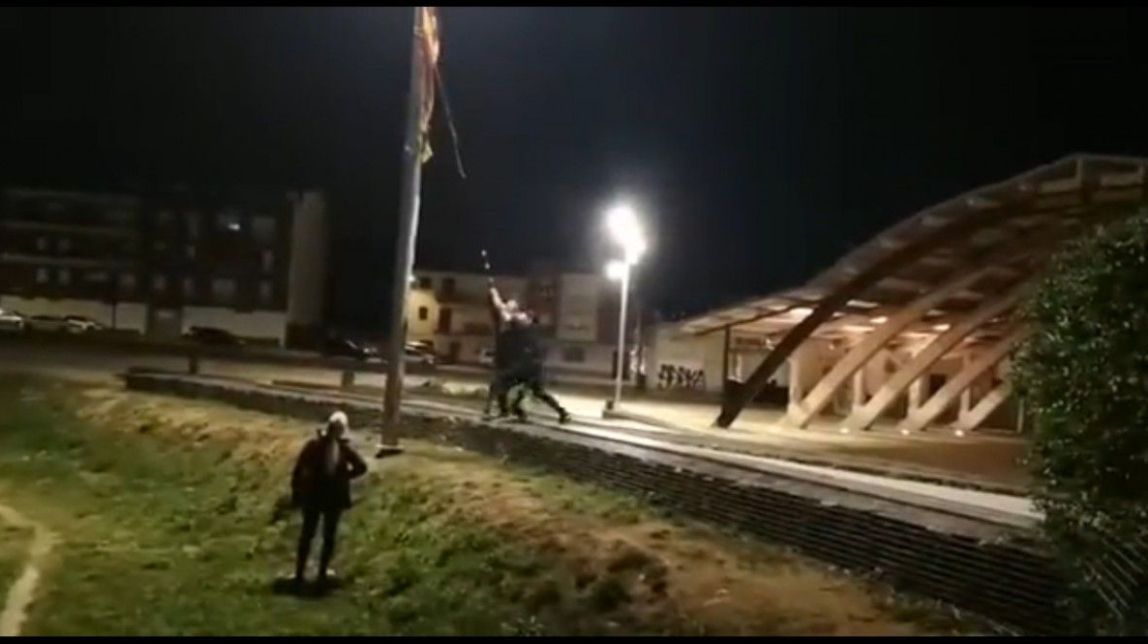 VÍDEO Espanyolistes retiren estelades a Sant Fruitós i Monistrol de Calders