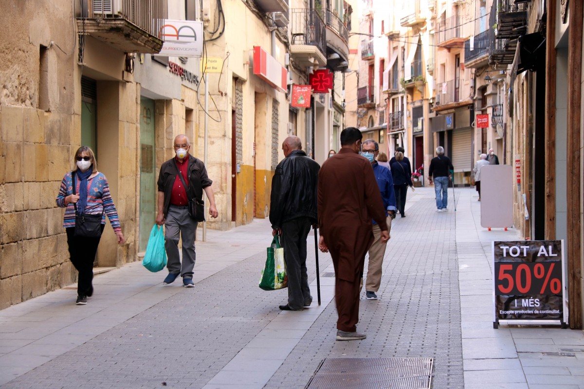 Carrer Sant Blai, un dels principals eixos comercials de Tortosa, el primer dia de fase 1 de desconfinament. - Anna Ferràs/ACN