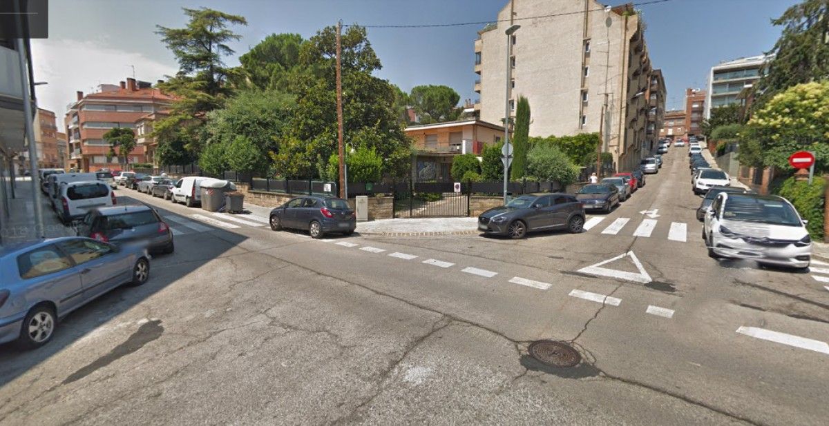 Obres d'una nova canalització elèctrica als carrers Sarret i Arbós, València i Dr. Esteve