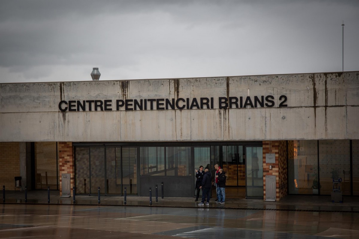 Cinc funcionaris ferits a Brians 2 agredits per un pres