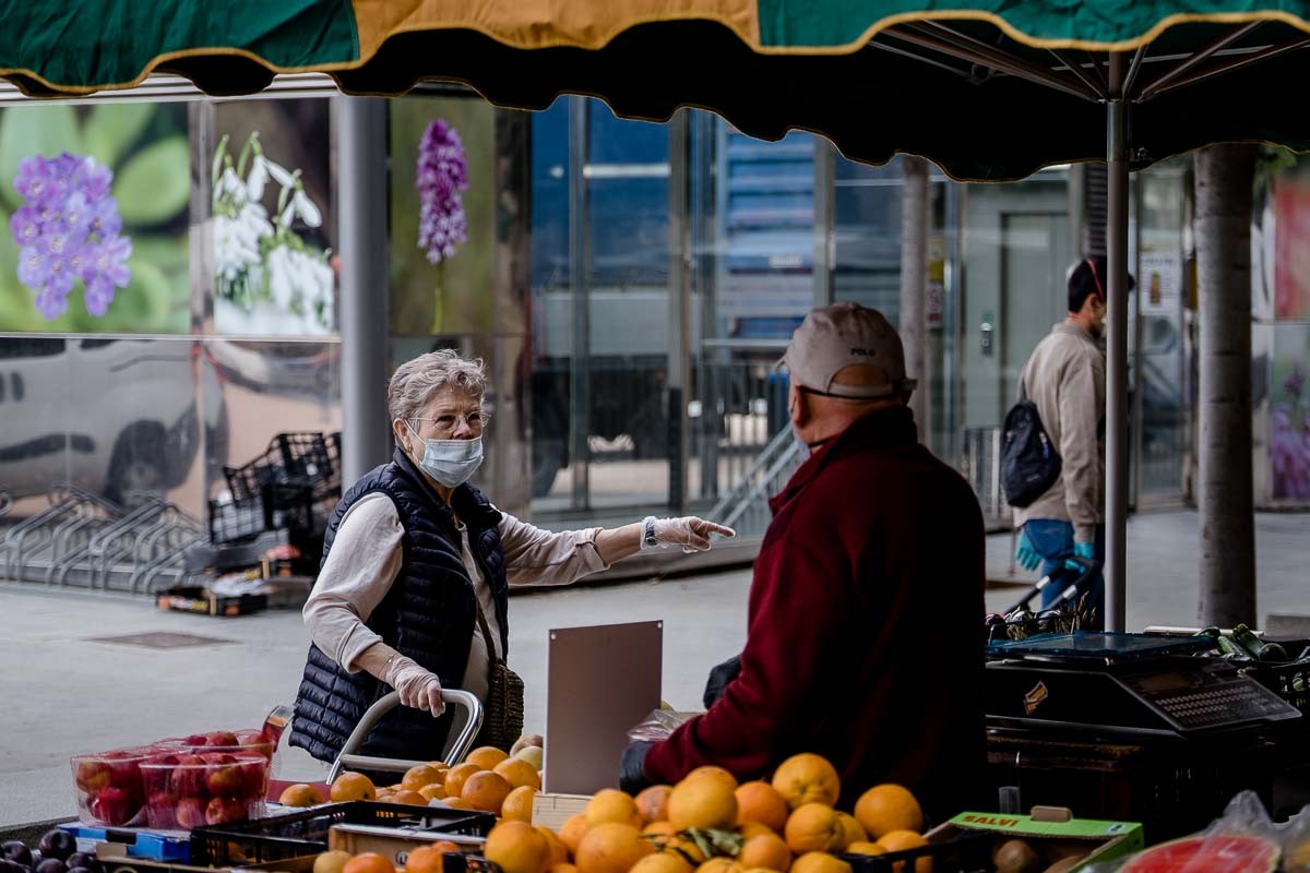 Mercat del dilluns a la plaça Fra Bernadí de Manlleu. - Adrià Costa
