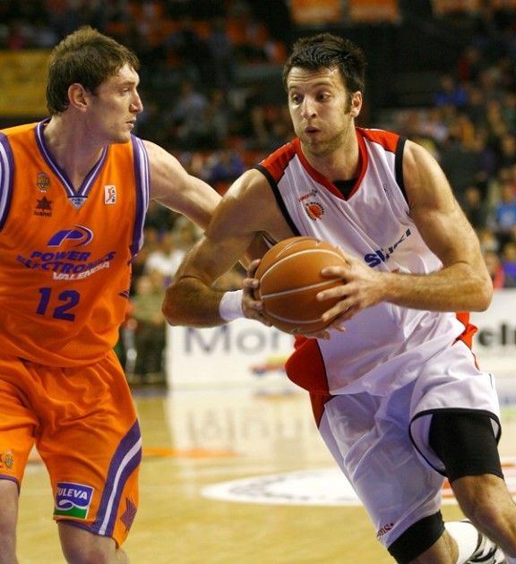 El Suzuki Manresa aguanta gairebé trenta minuts però acaba caient a la Fonteta (92-74)