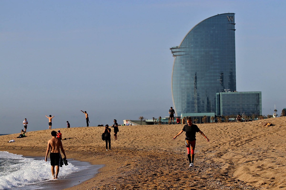Apareix un cadàver a la platja del Bogatell