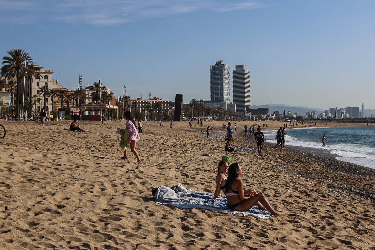 Primer dia de platges obertes a Barcelona per practicar?hi esport - Albert Alemany